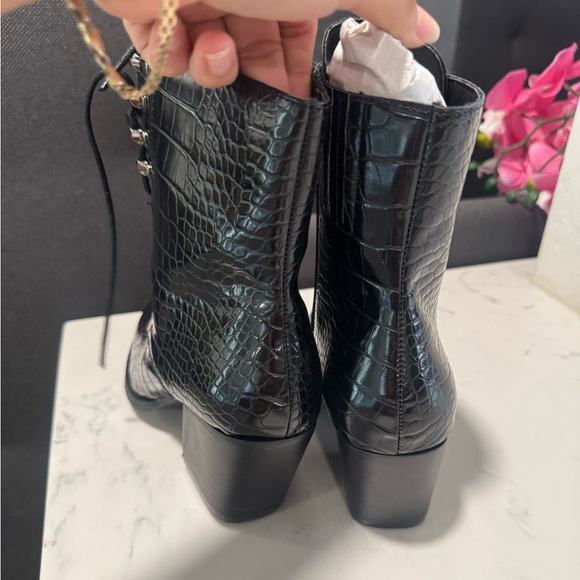 ARIDER GIRL Elegant Black Croc-Embossed Ankle Boots - Picture 10 of 11